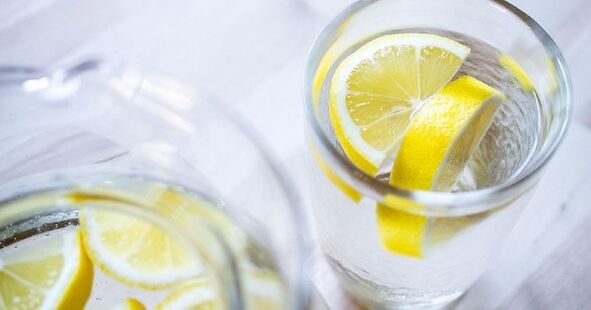 L'ajout de jus de citron à l'eau facilitera le suivi d'un régime hydrique. 