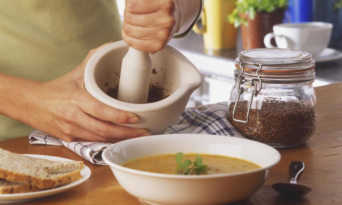 Ajoutez des graines de lin à la soupe pour une bonne fonction intestinale. 