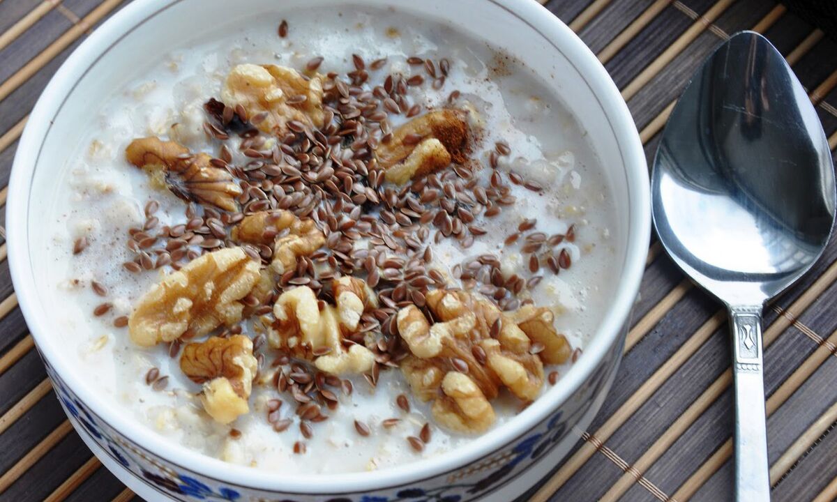 Bouillie de graines de lin au lait - un petit-déjeuner sain dans le régime alimentaire de ceux qui perdent du poids
